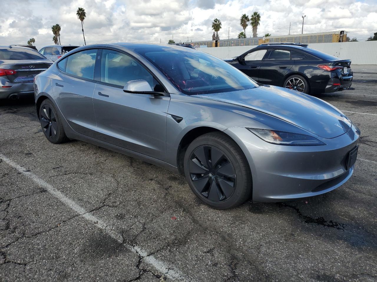 2025 Tesla Model 3 - Фото 4