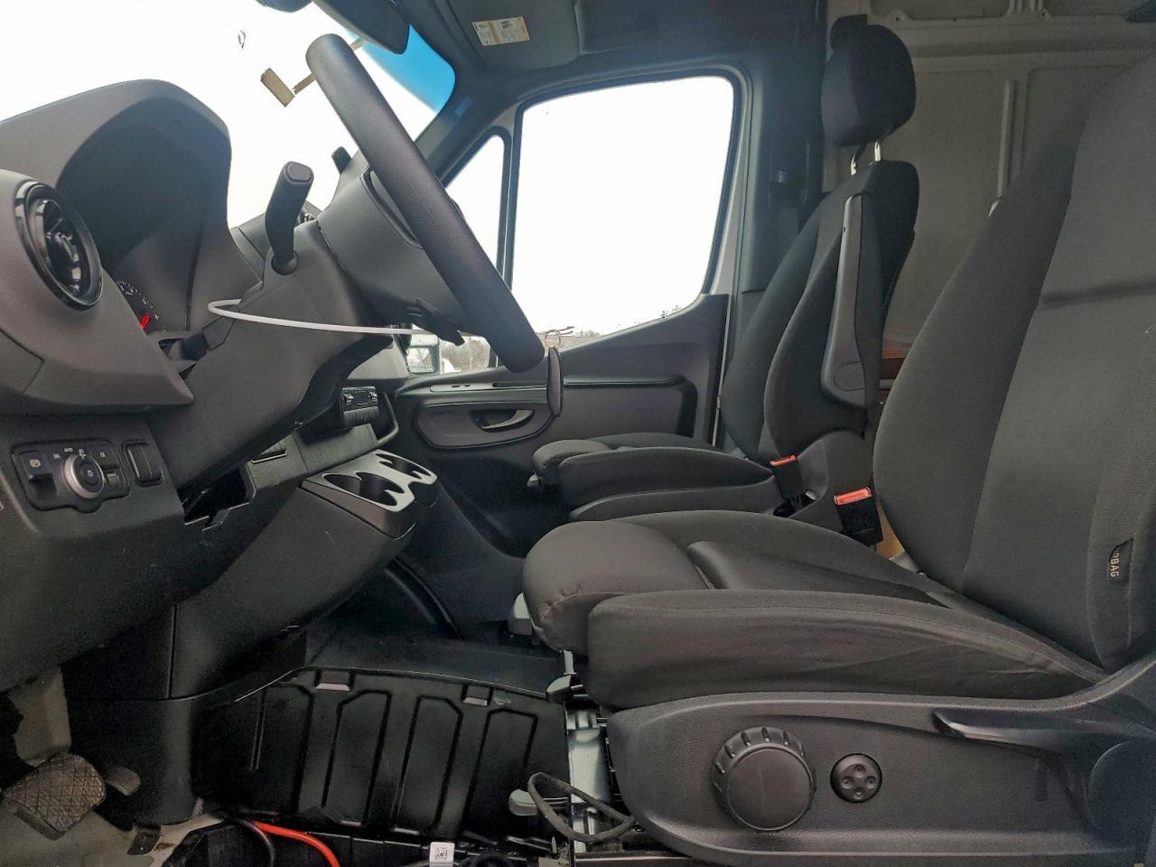 2022 Mercedes Benz Sprinter 2500 Delivery Van - Фото 7