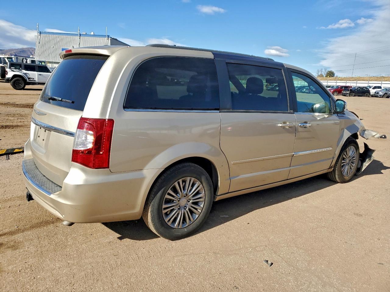 2015 Chrysler Town & Country Touring L - Фото 3