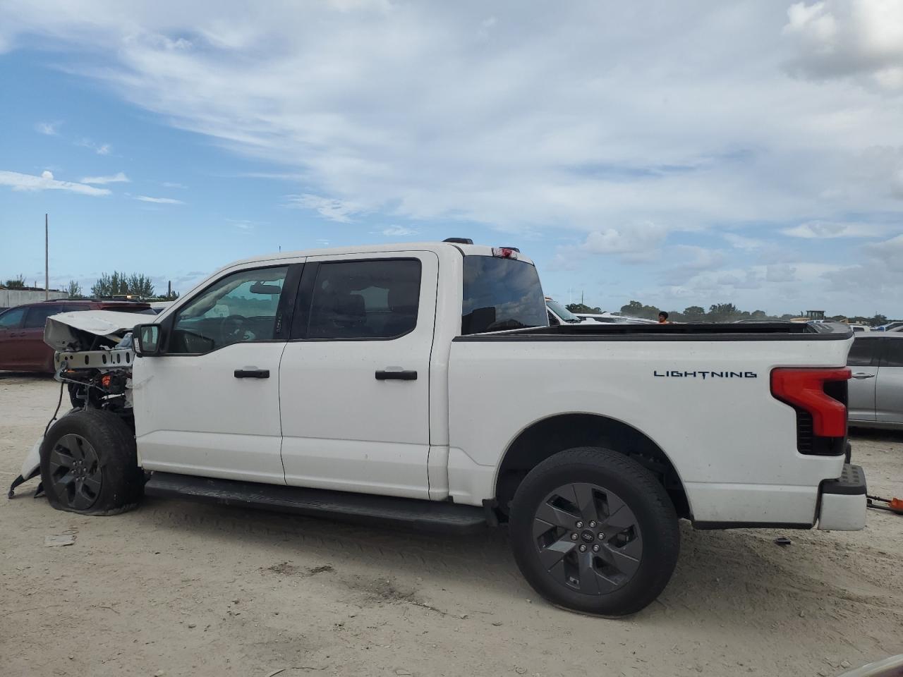 2024 Ford F150 Lightning Xlt - Фото 2