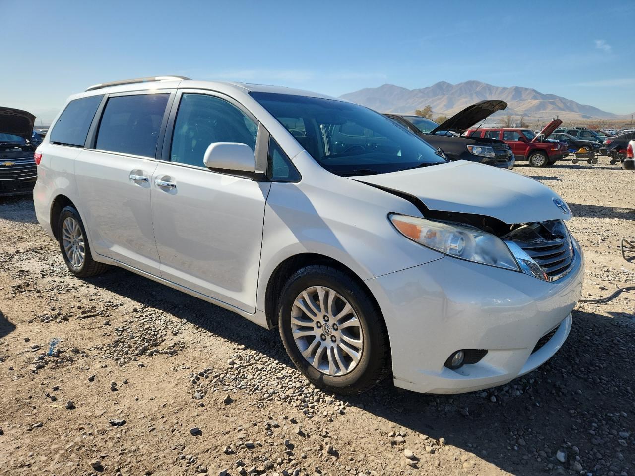 2017 Toyota Sienna Xle Premium 8-Passenger - Image 4