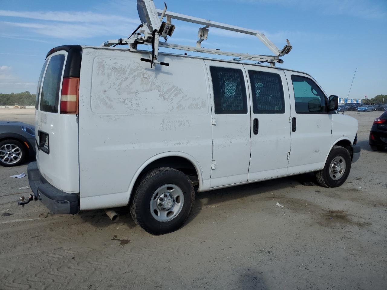 2014 Chevrolet Express G2500 Delivery Van - Image 3