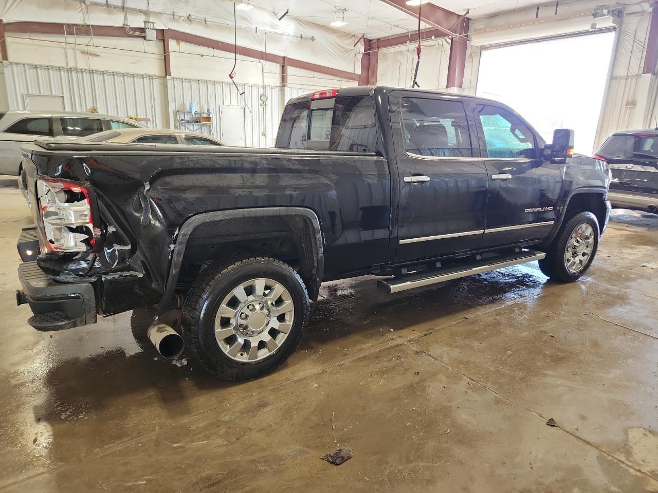 2015 GMC Sierra K2500 Denali - Image 3