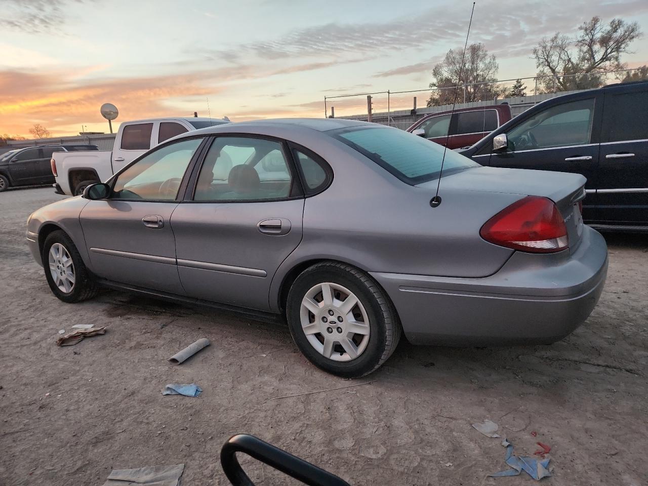 2006 Ford Taurus - Image 2