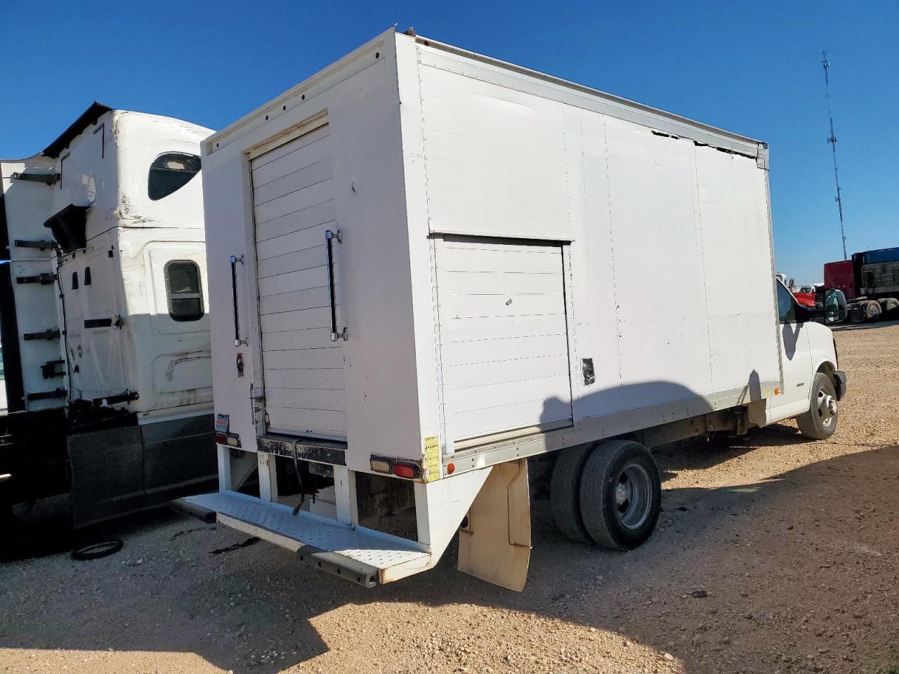 2015 Chevrolet Express G4500 - Фото 3