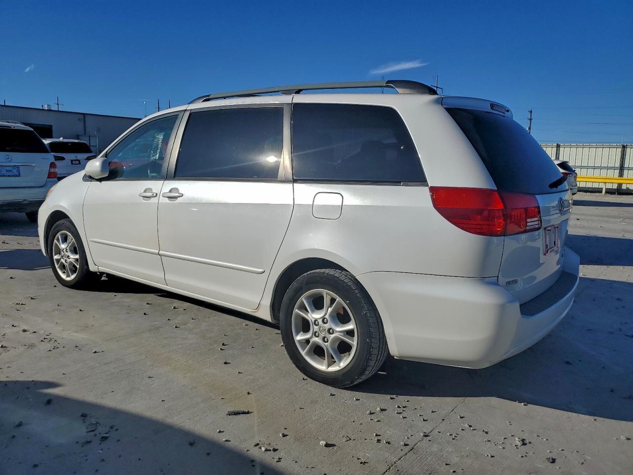 2004 Toyota Sienna Xle - Image 2