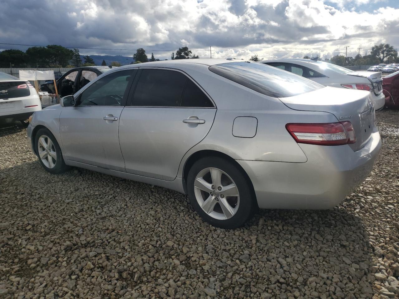 2011 Toyota Camry Base - Фото 2