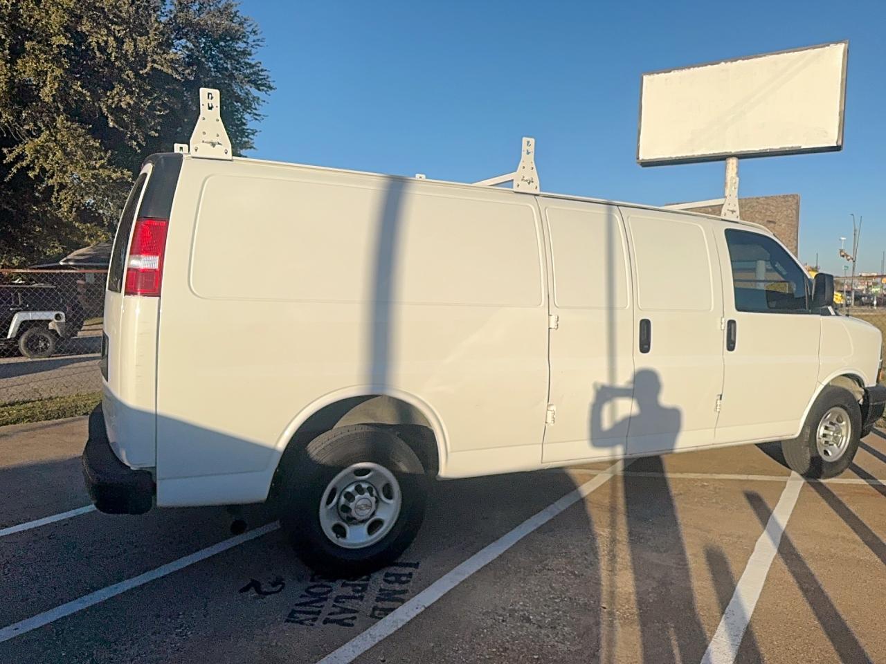 2022 Chevrolet Express G2500 - Фото 4