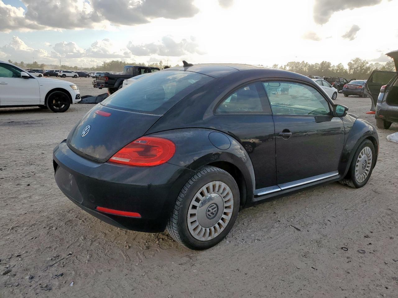 2015 Volkswagen Beetle 1.8T - Фото 3