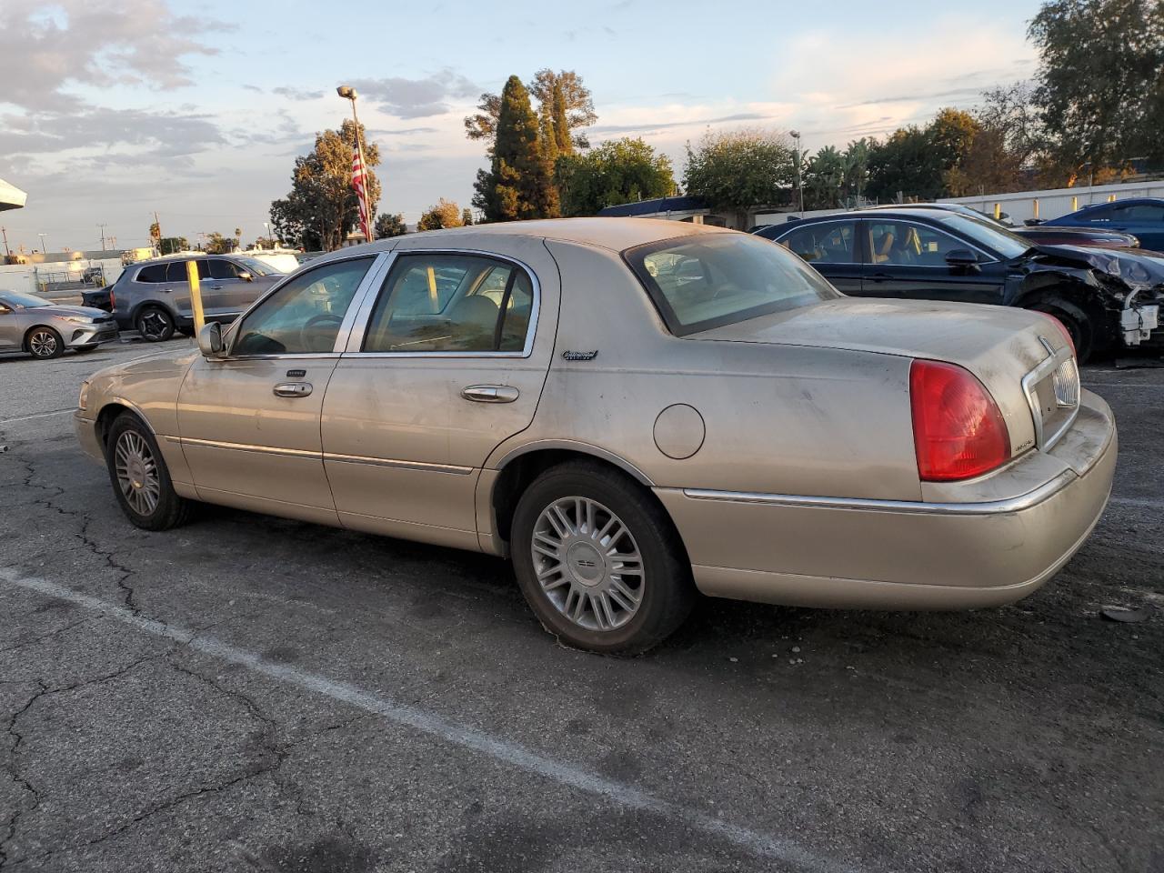 2010 Lincoln Town Car Signature Limited - Фото 2