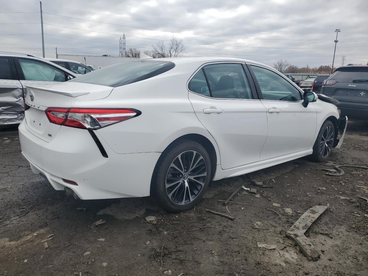 2020 Toyota Camry Se - Фото 3