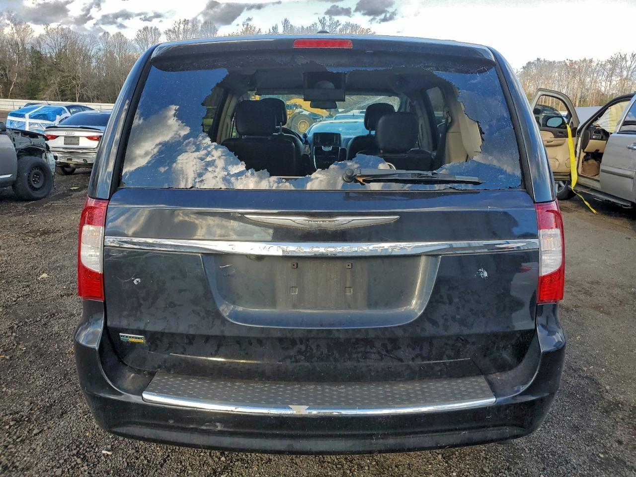 2013 Chrysler Town & Country Touring - Фото 6