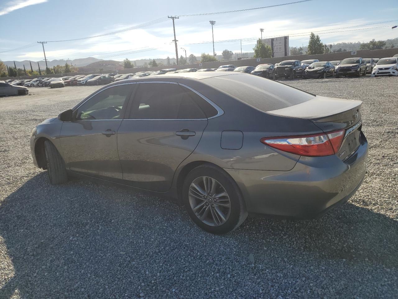 2016 Toyota Camry Le - Фото 2