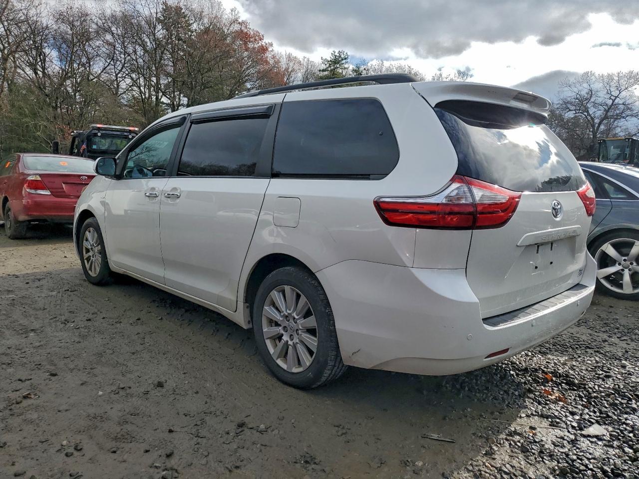 2017 Toyota Sienna Xle 7-Passenger - Image 2