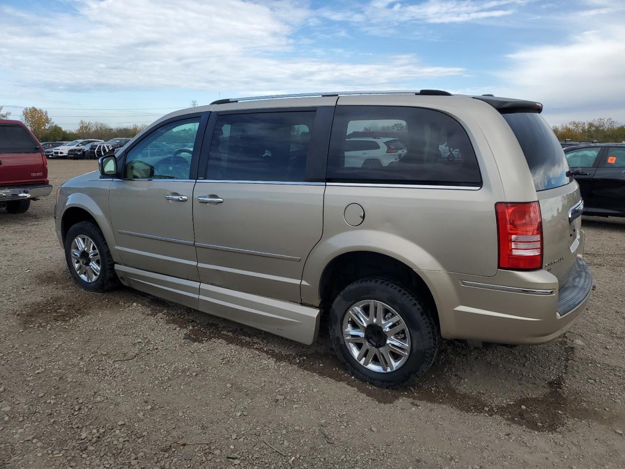 2009 Chrysler Town & Country Limited - Фото 2