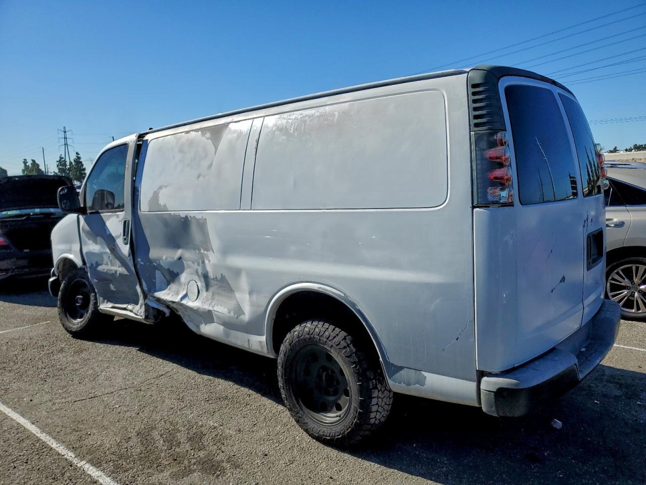 2001 Chevrolet Express 2500 Utility / Service Van - Фото 2