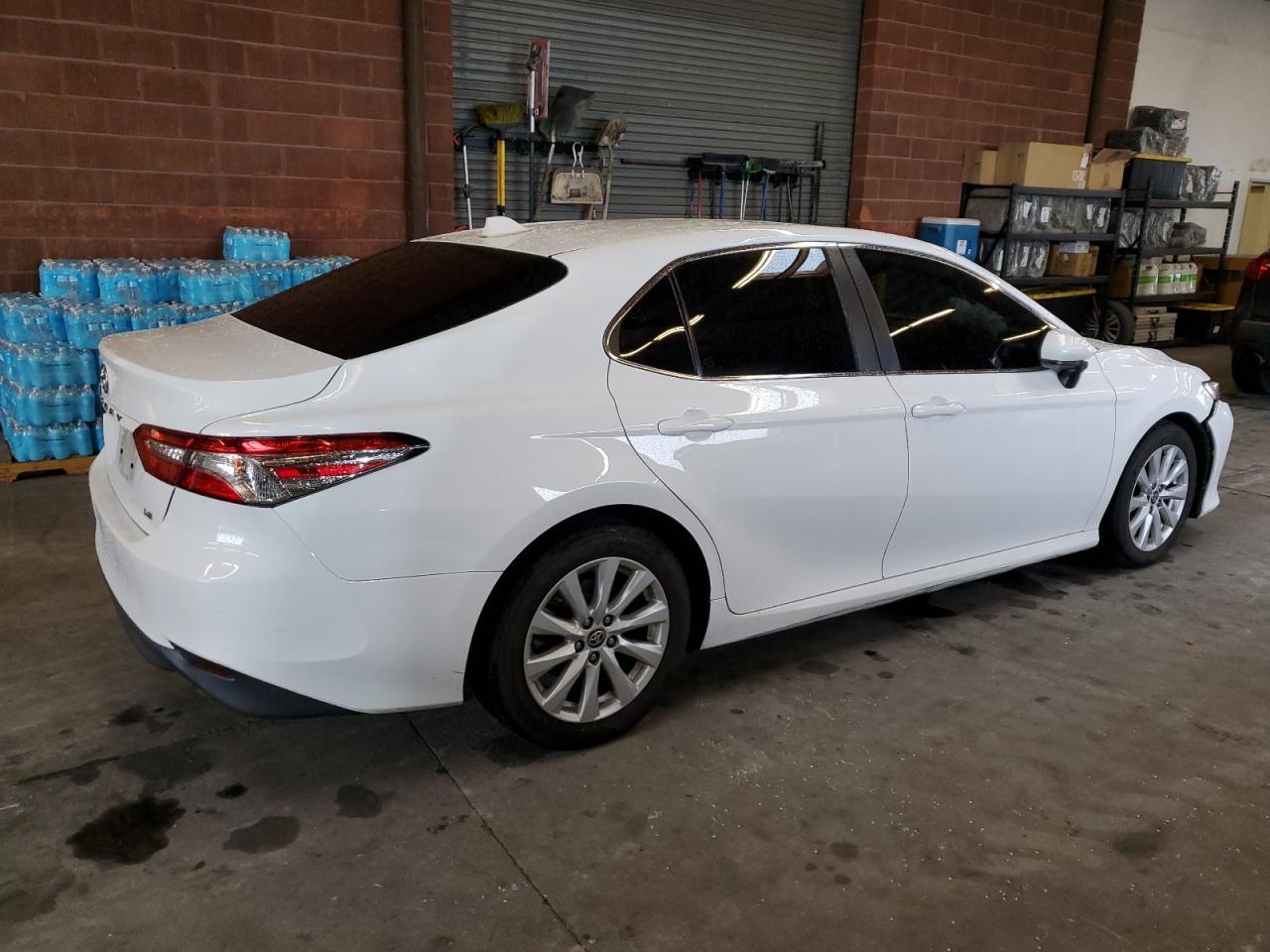 2020 Toyota Camry Le - Фото 3