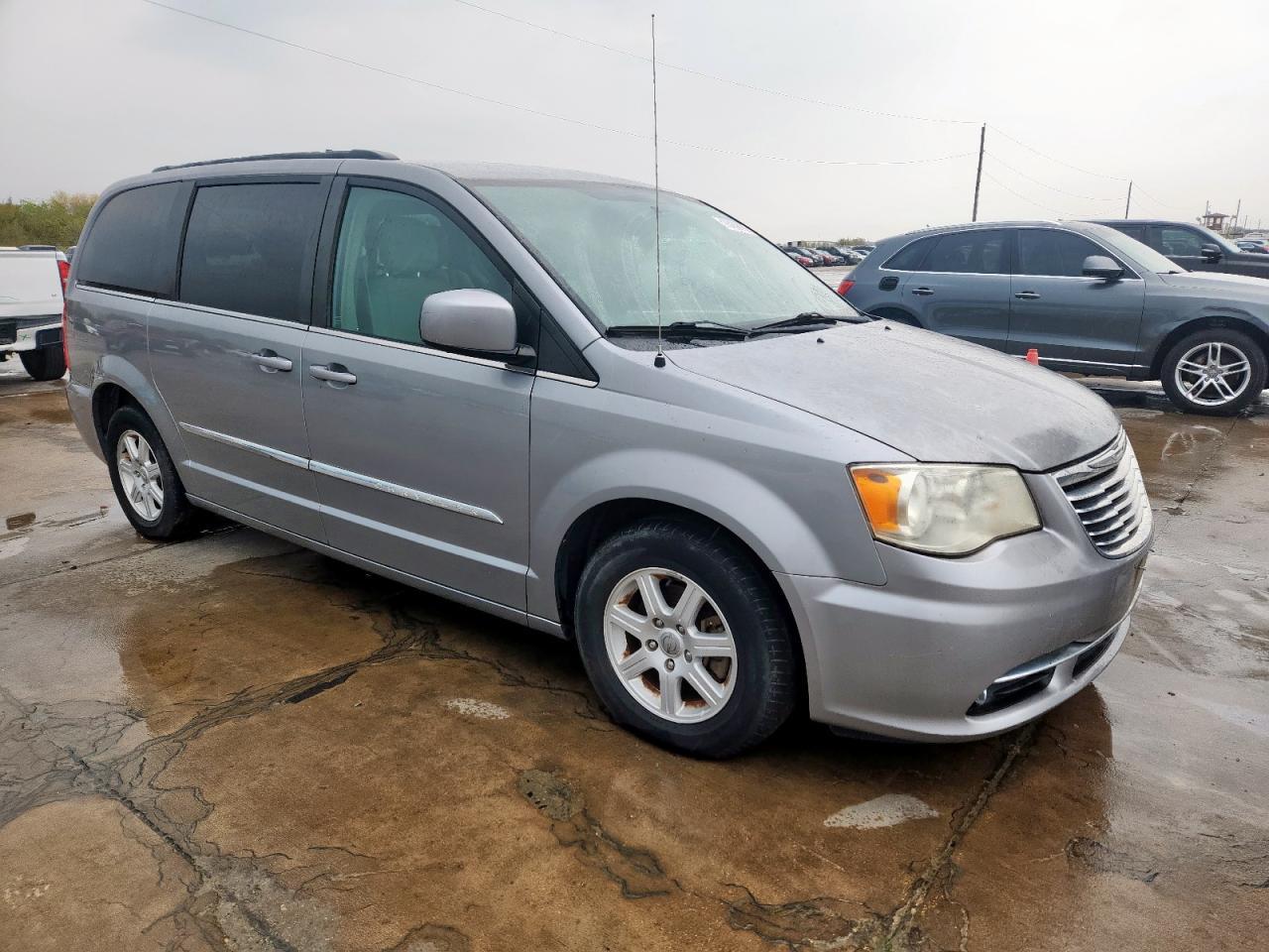 2013 Chrysler Town & Country Touring - Фото 4