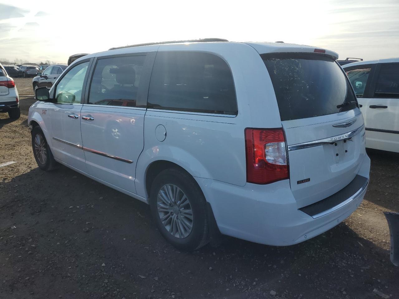 2016 Chrysler Town & Country Touring L - Фото 2
