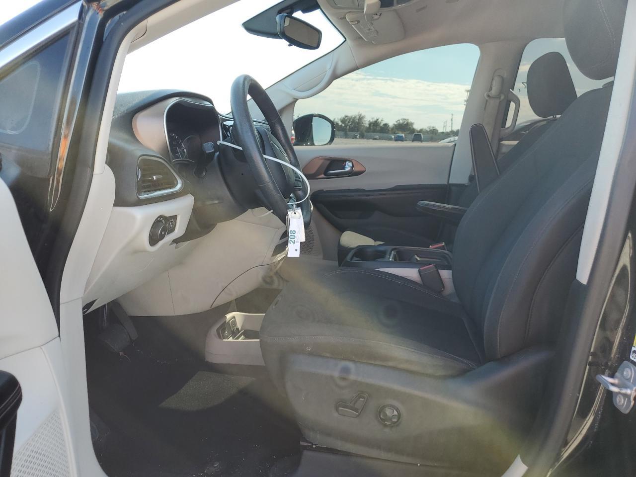 2018 Chrysler Pacifica Touring Plus - Image 7