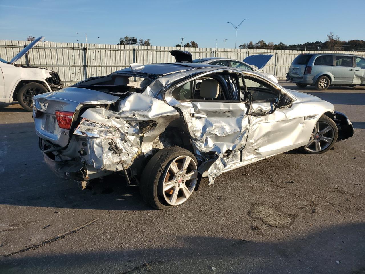 2018 Jaguar Xe Premium - Фото 3