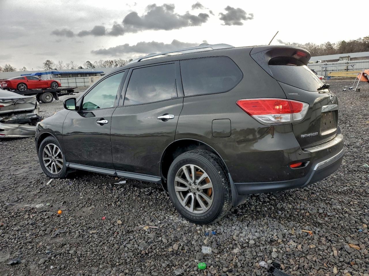 2015 Nissan Pathfinder S - Image 2