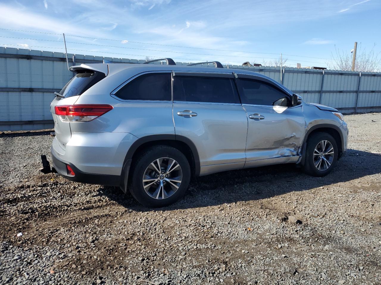 2017 Toyota Highlander Le - Image 3