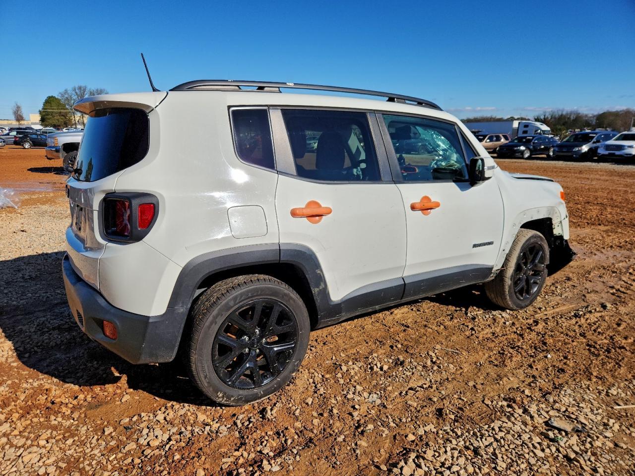 2017 Jeep Renegade Latitude - Image 3