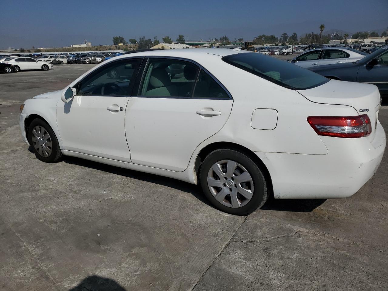 2011 Toyota Camry Base - Фото 2