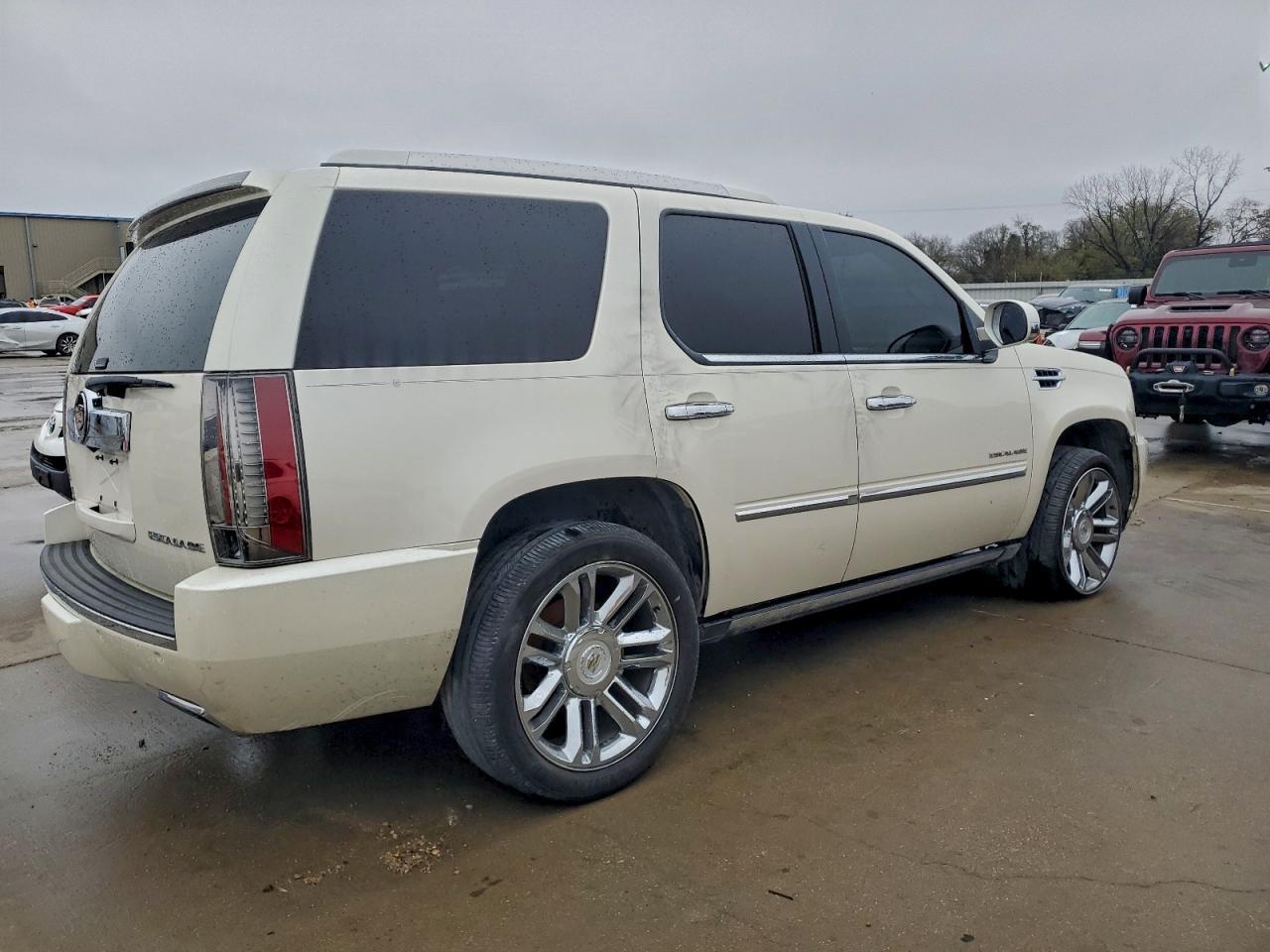 2013 Cadillac Escalade Platinum - Image 3