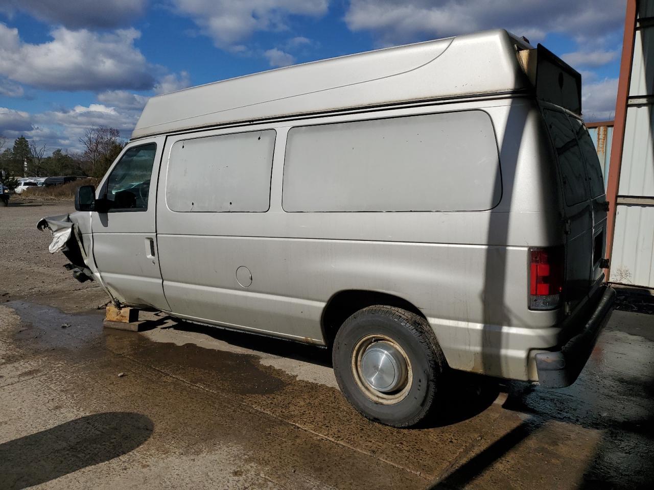 2003 Ford Econoline E250 Van - Фото 2