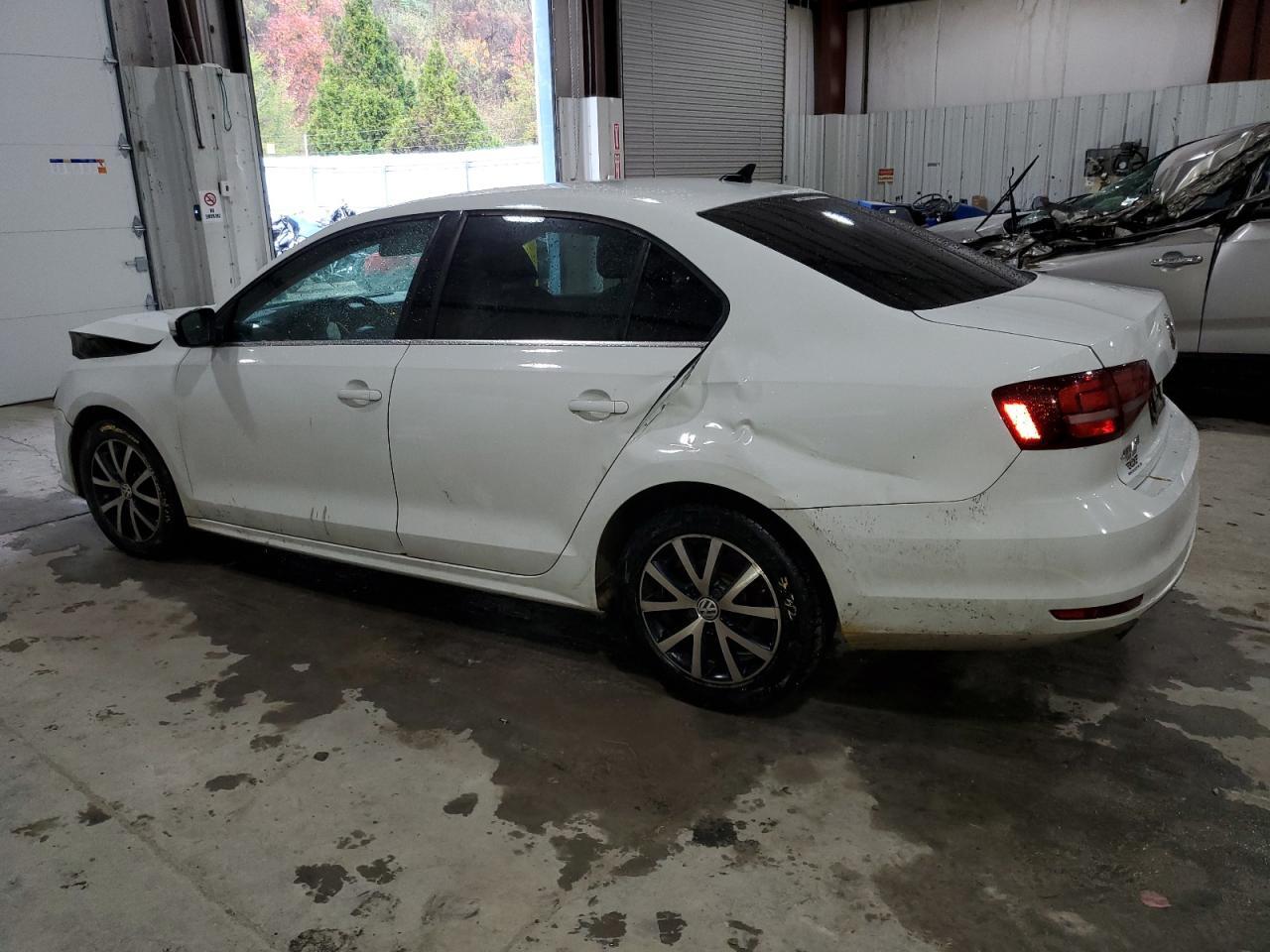 2017 Volkswagen Jetta Se - Image 2