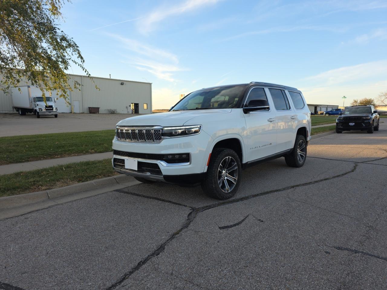 2023 Jeep Grand Wagoneer Series I - Фото 2