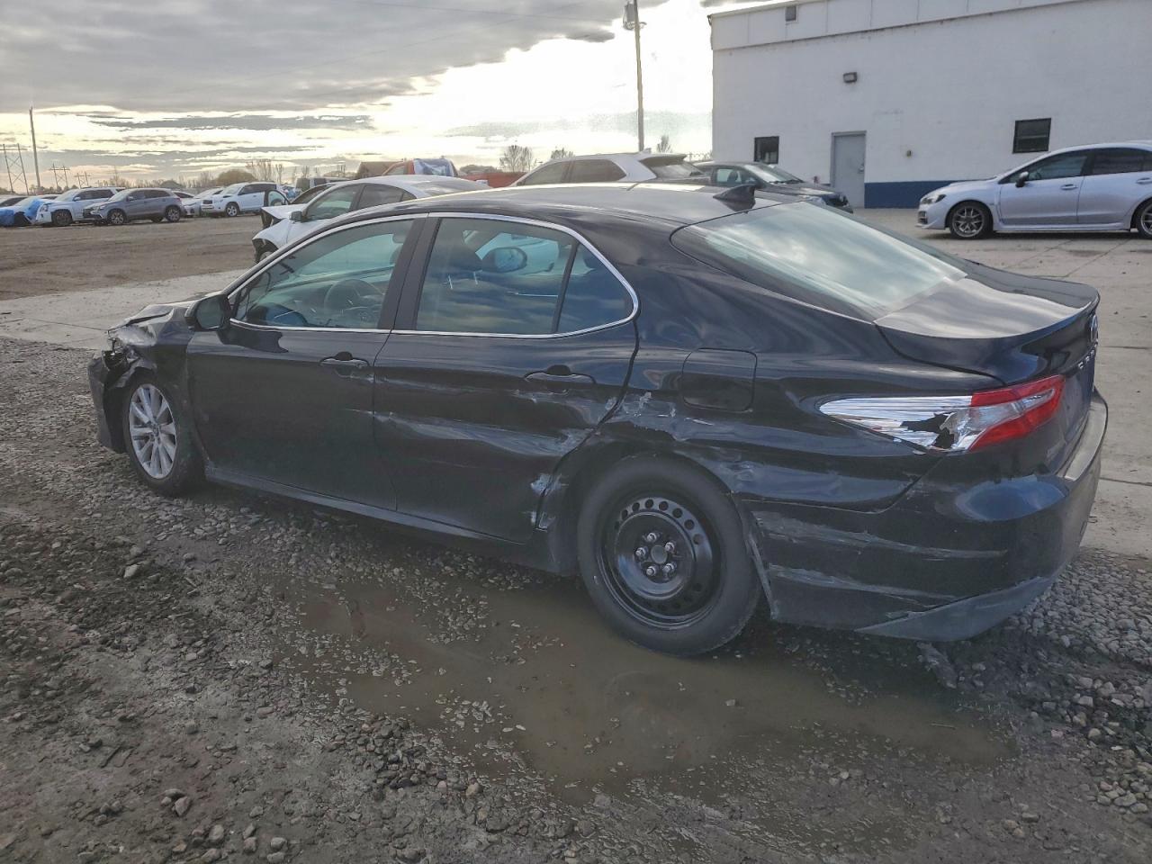 2020 Toyota Camry Le - Фото 2