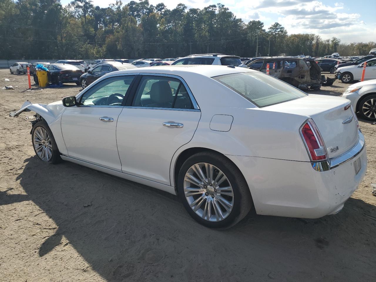 2011 Chrysler 300C - Фото 2