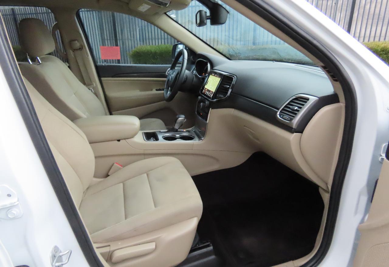 2019 Jeep Grand Cherokee Laredo - Image 5