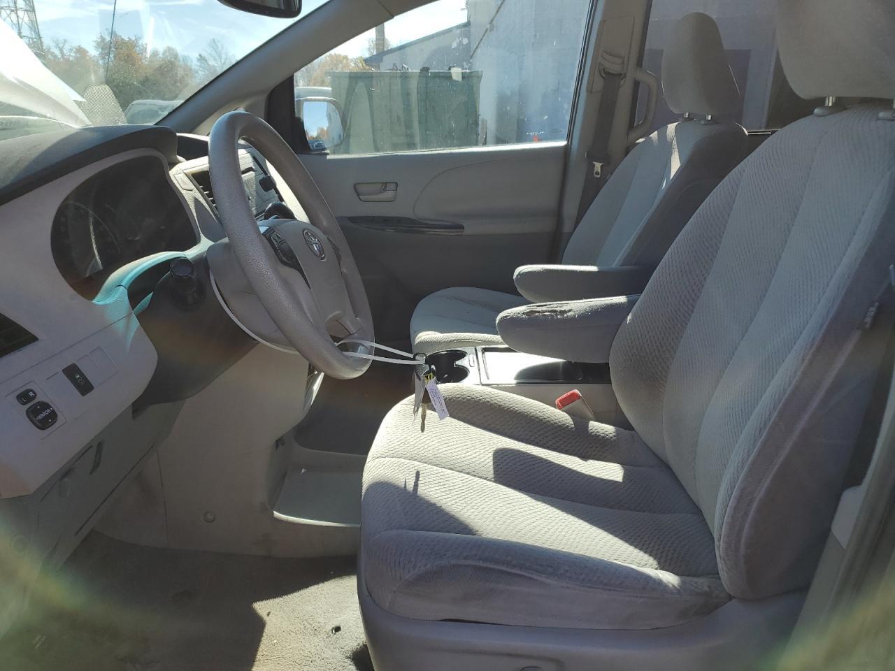 2011 Toyota Sienna Le - Фото 7
