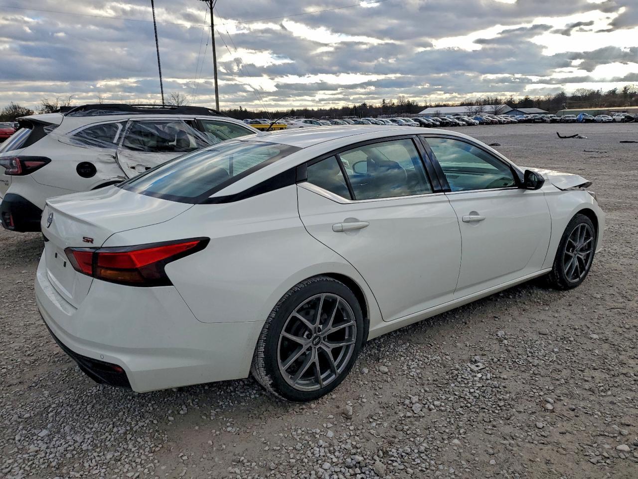 2023 Nissan Altima Sr - Фото 3