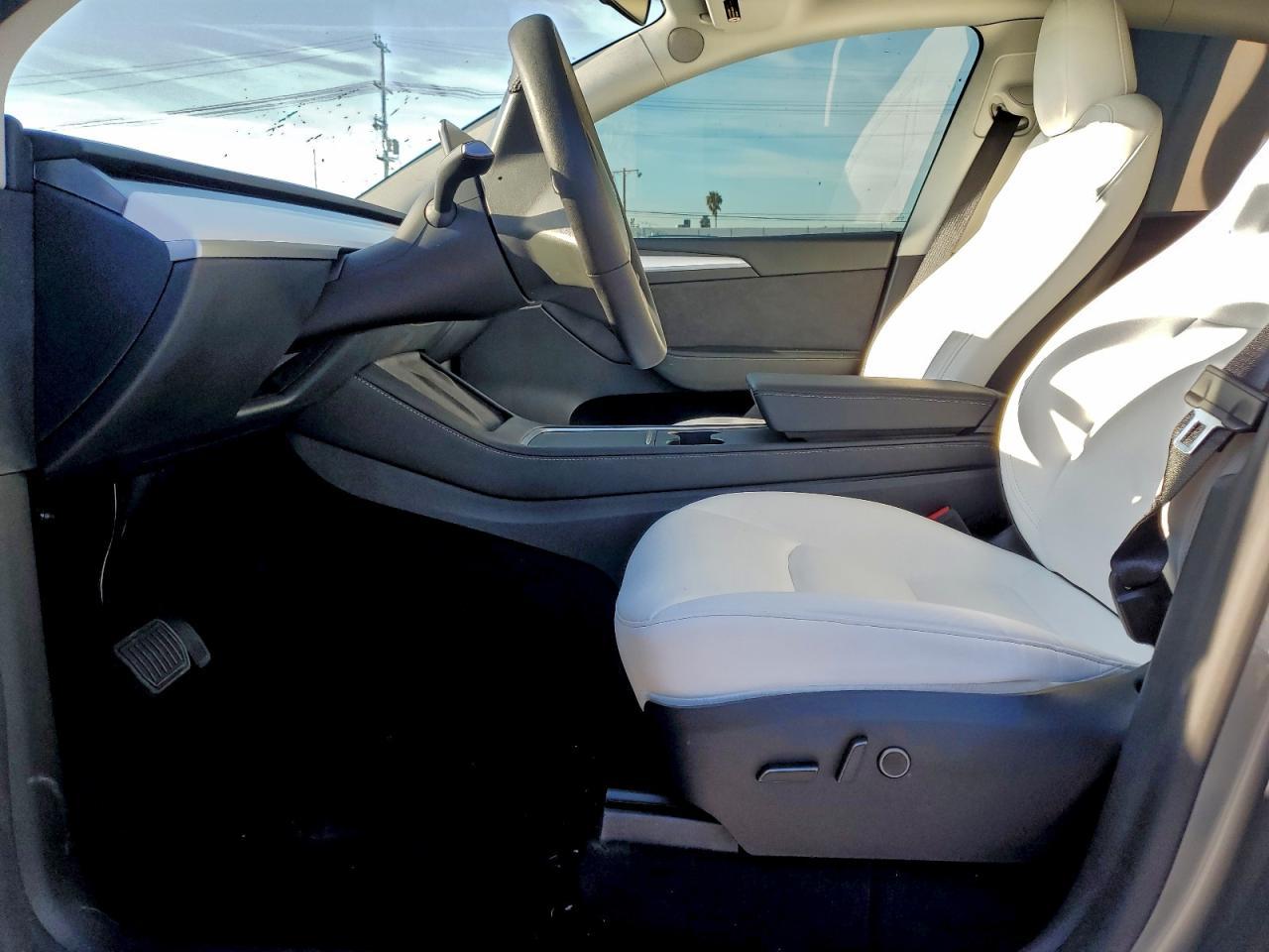 2025 Tesla Model Y - Фото 7