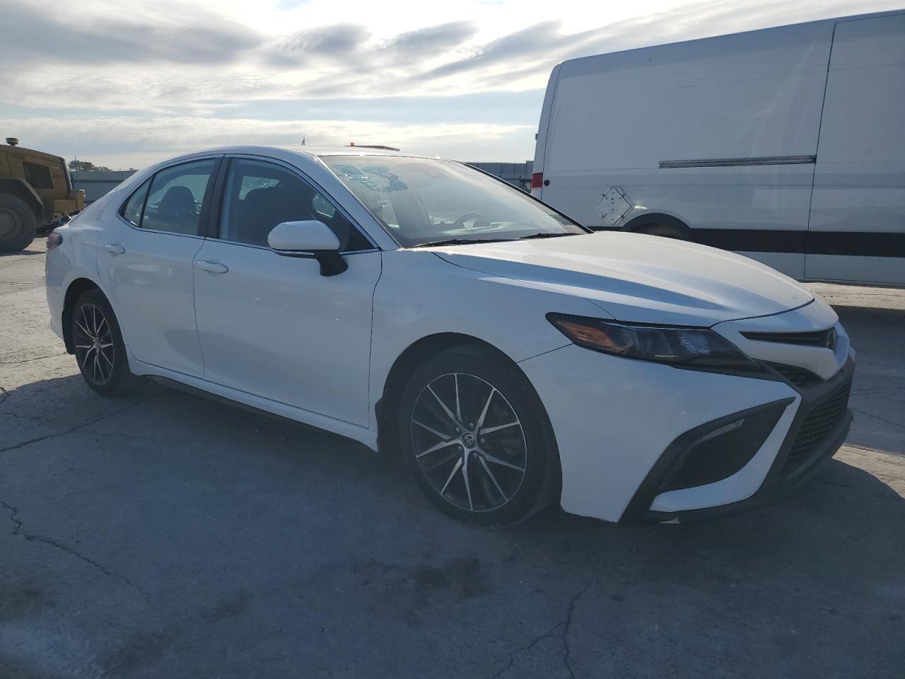 2022 Toyota Camry Se - Фото 4