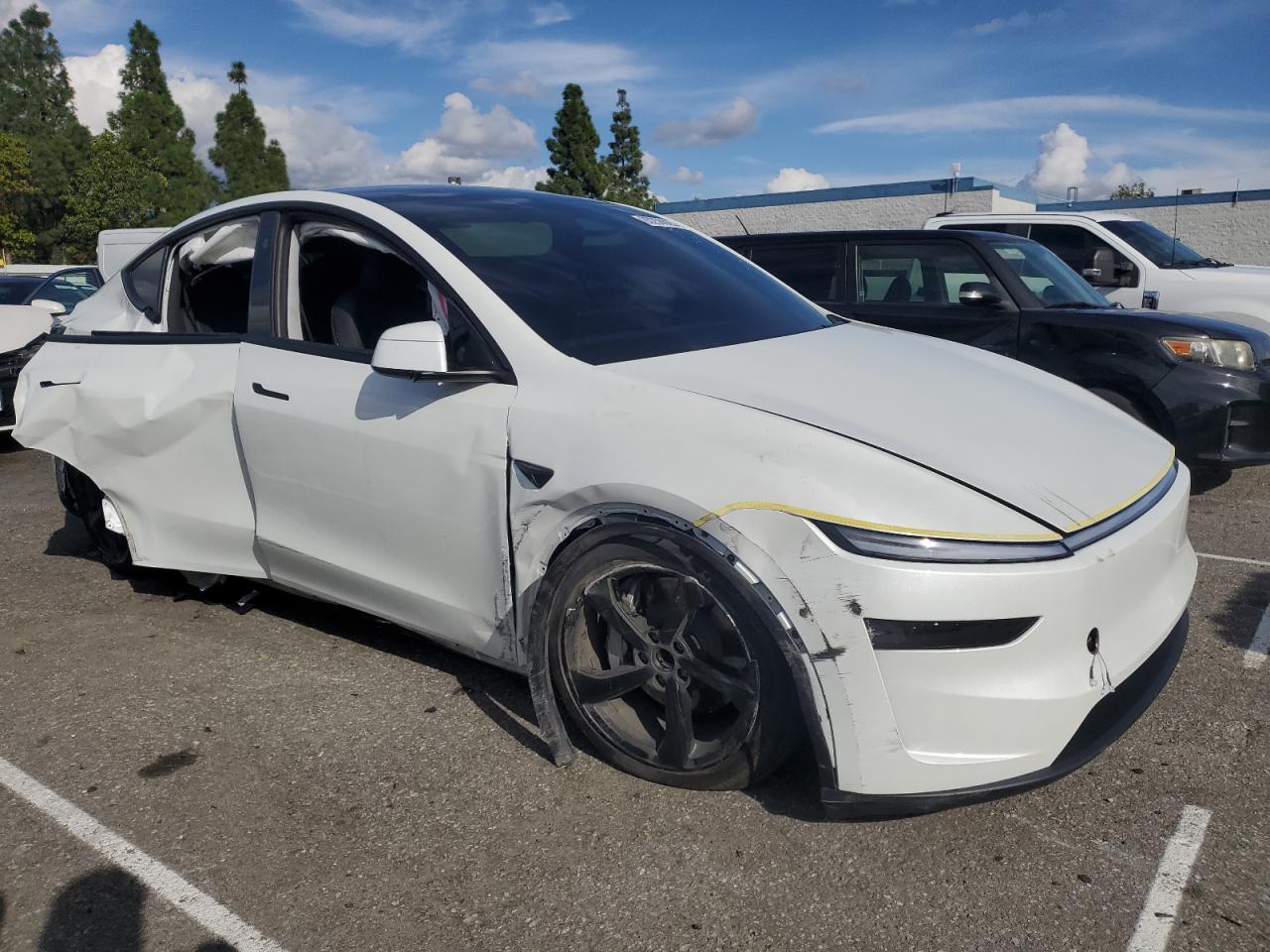 2026 Tesla Model Y - Фото 4