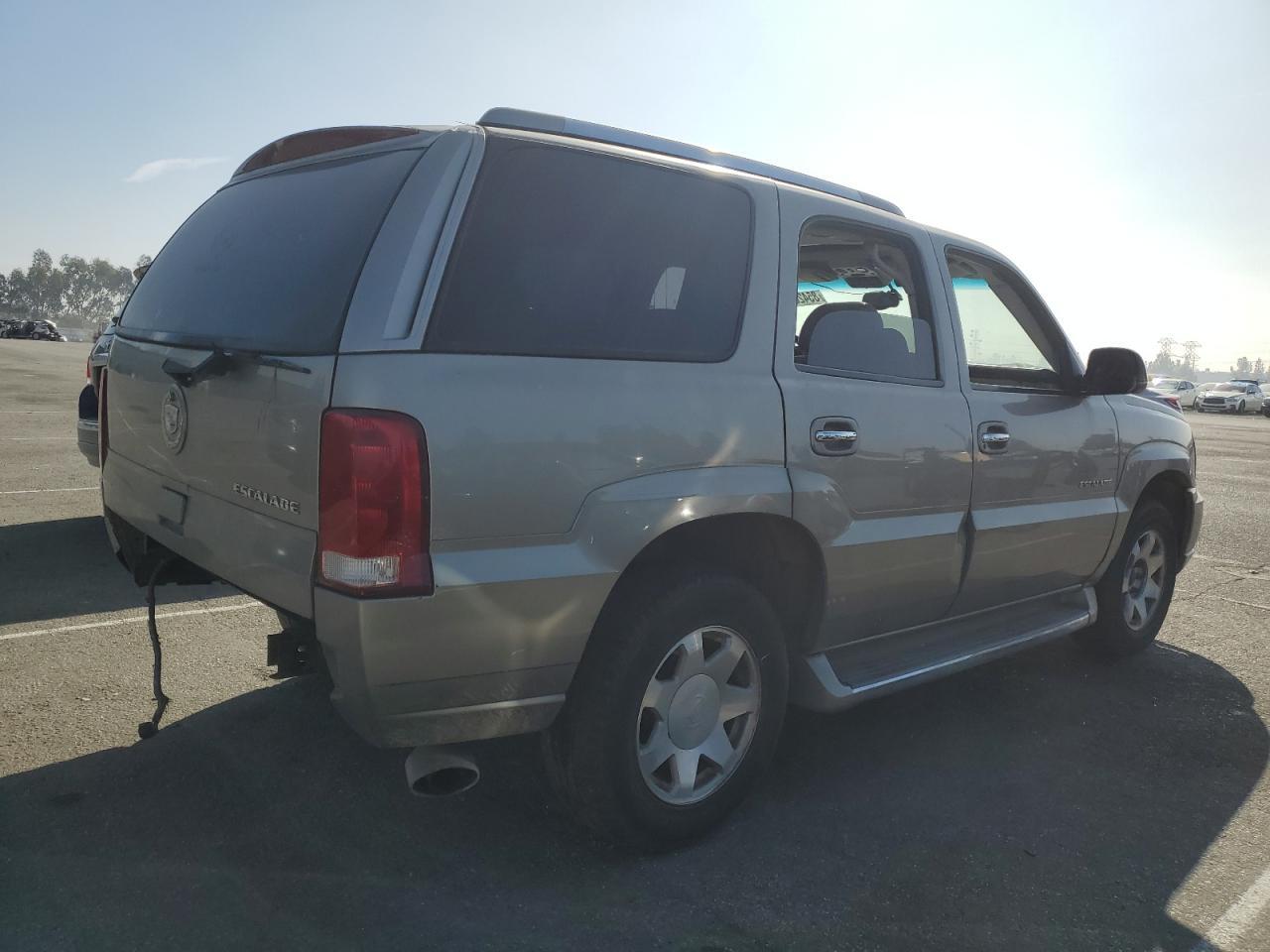 2002 Cadillac Escalade Luxury - Image 3