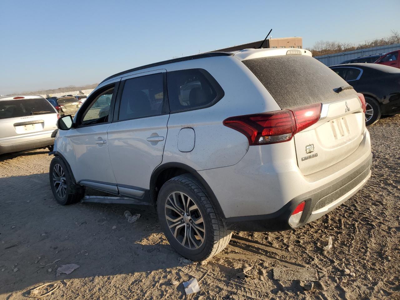 2016 Mitsubishi Outlander Se - Фото 2