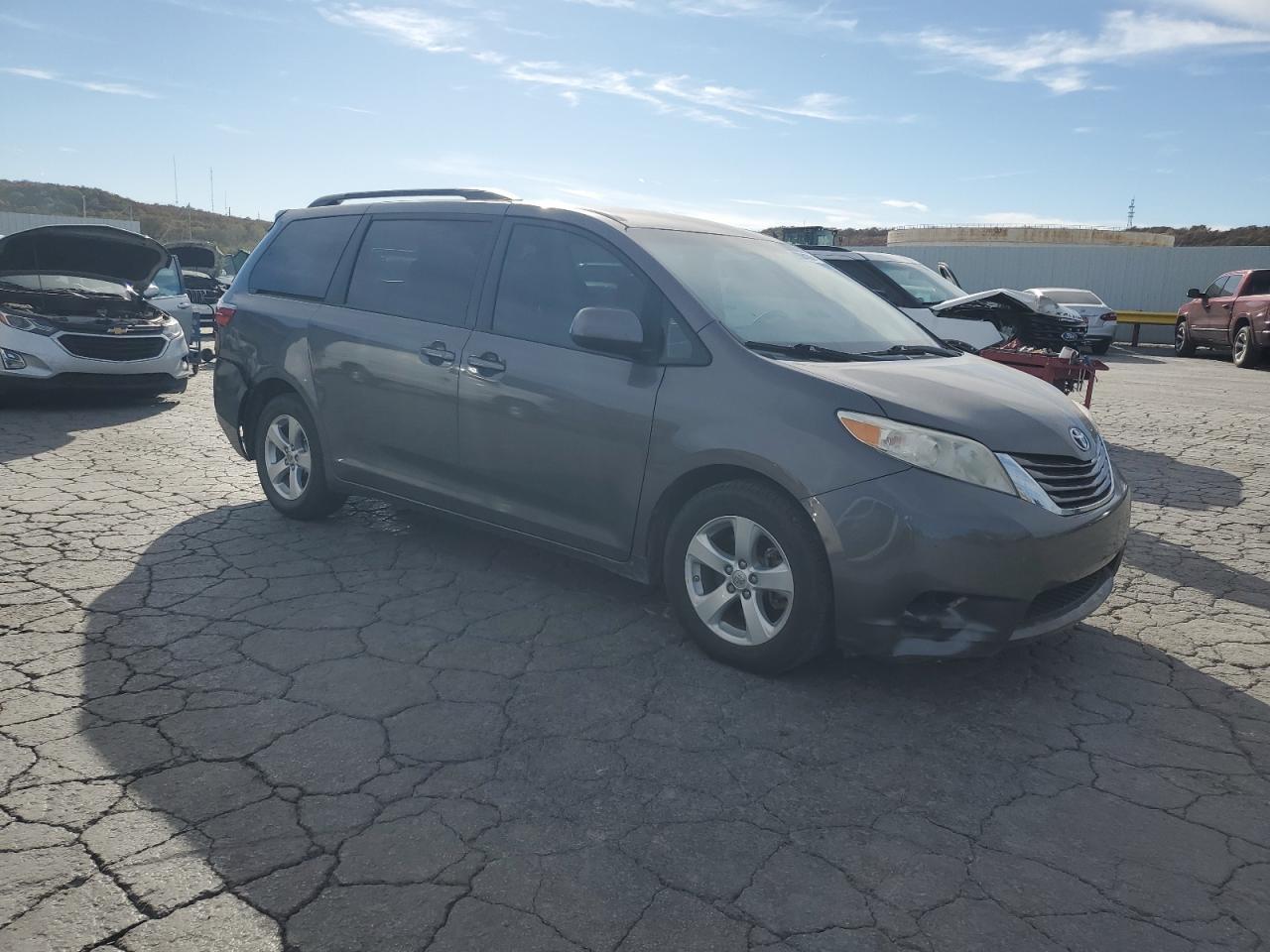 2015 Toyota Sienna Le - Фото 4