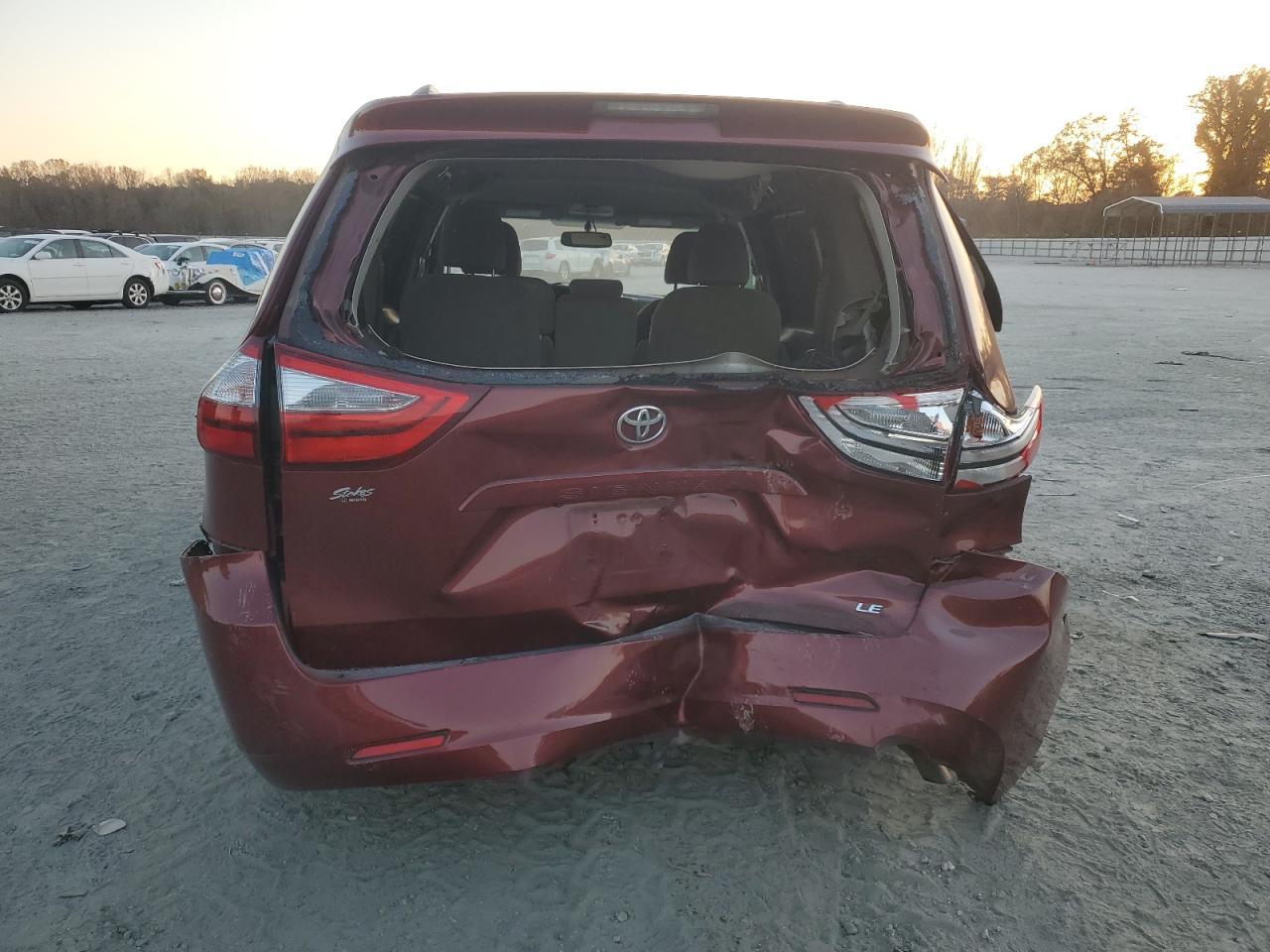 2015 Toyota Sienna Le - Image 6