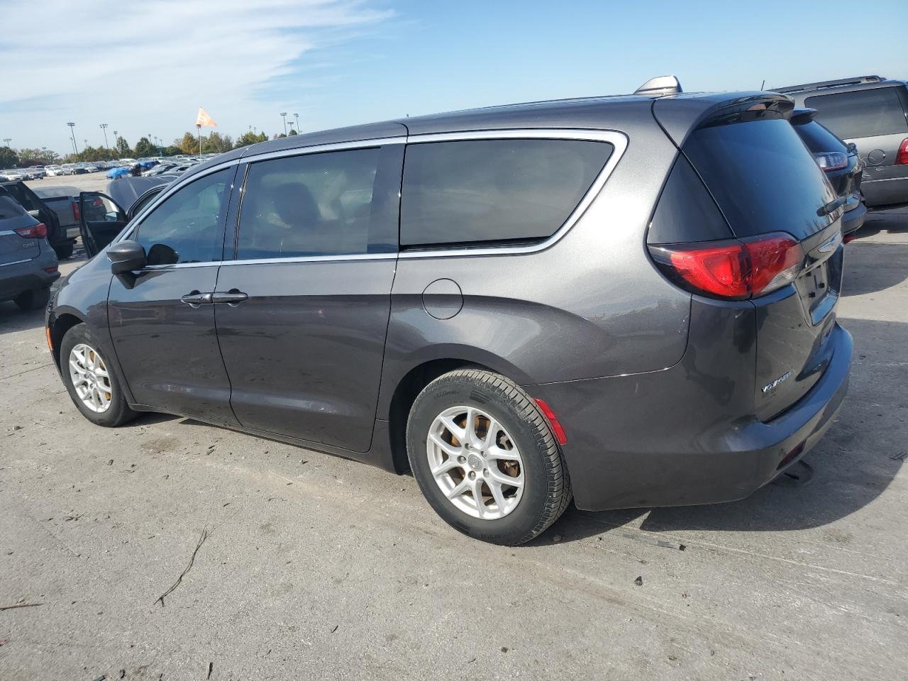 2020 Chrysler Voyager Lx - Фото 2