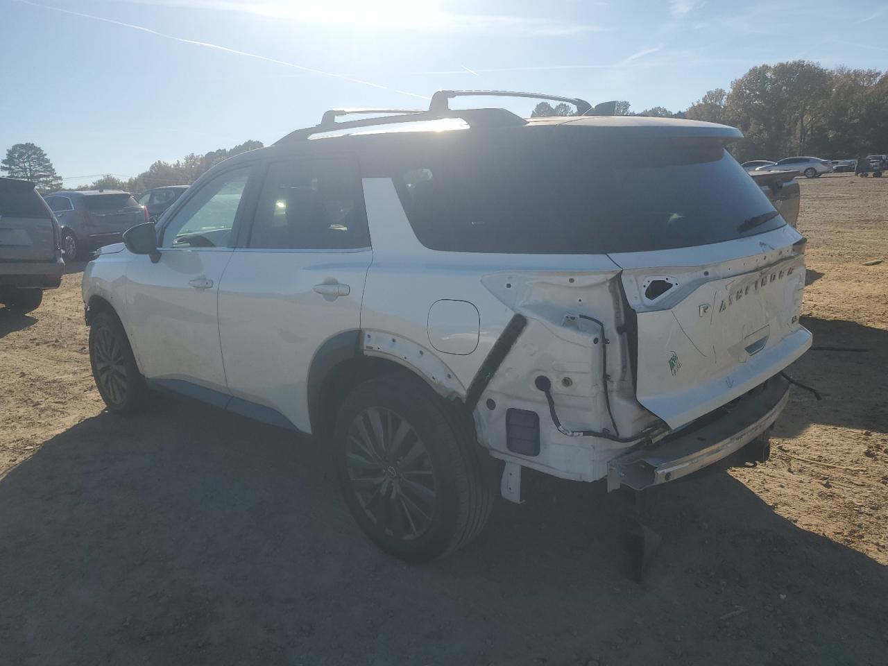 2022 Nissan Pathfinder Sl - Фото 2