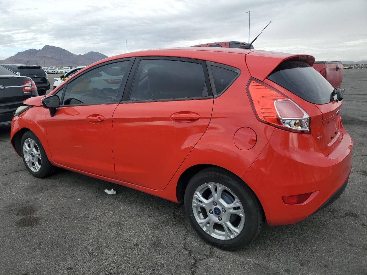 2015 Ford Fiesta Se - Фото 2