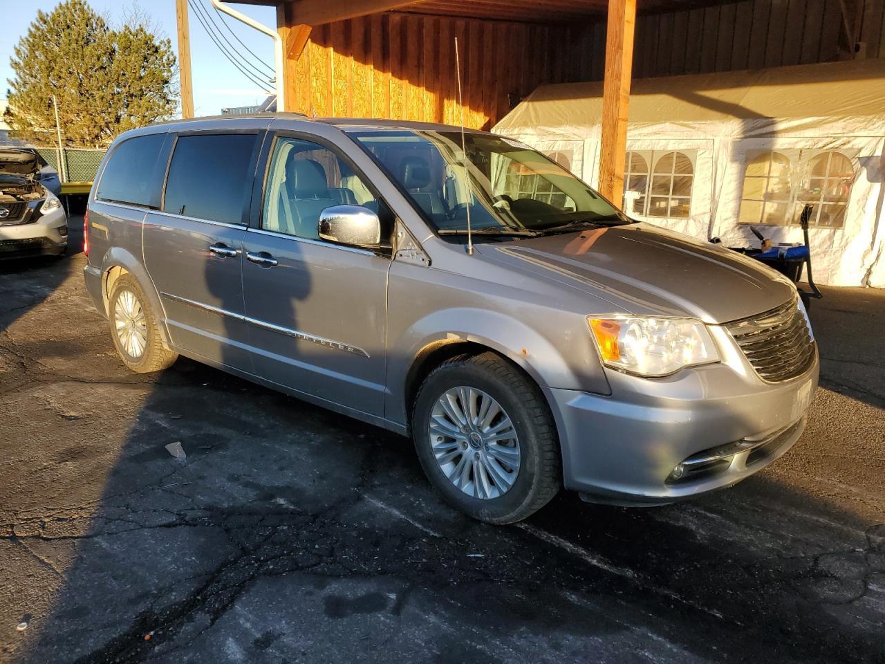 2013 Chrysler Town & Country Touring L - Фото 4