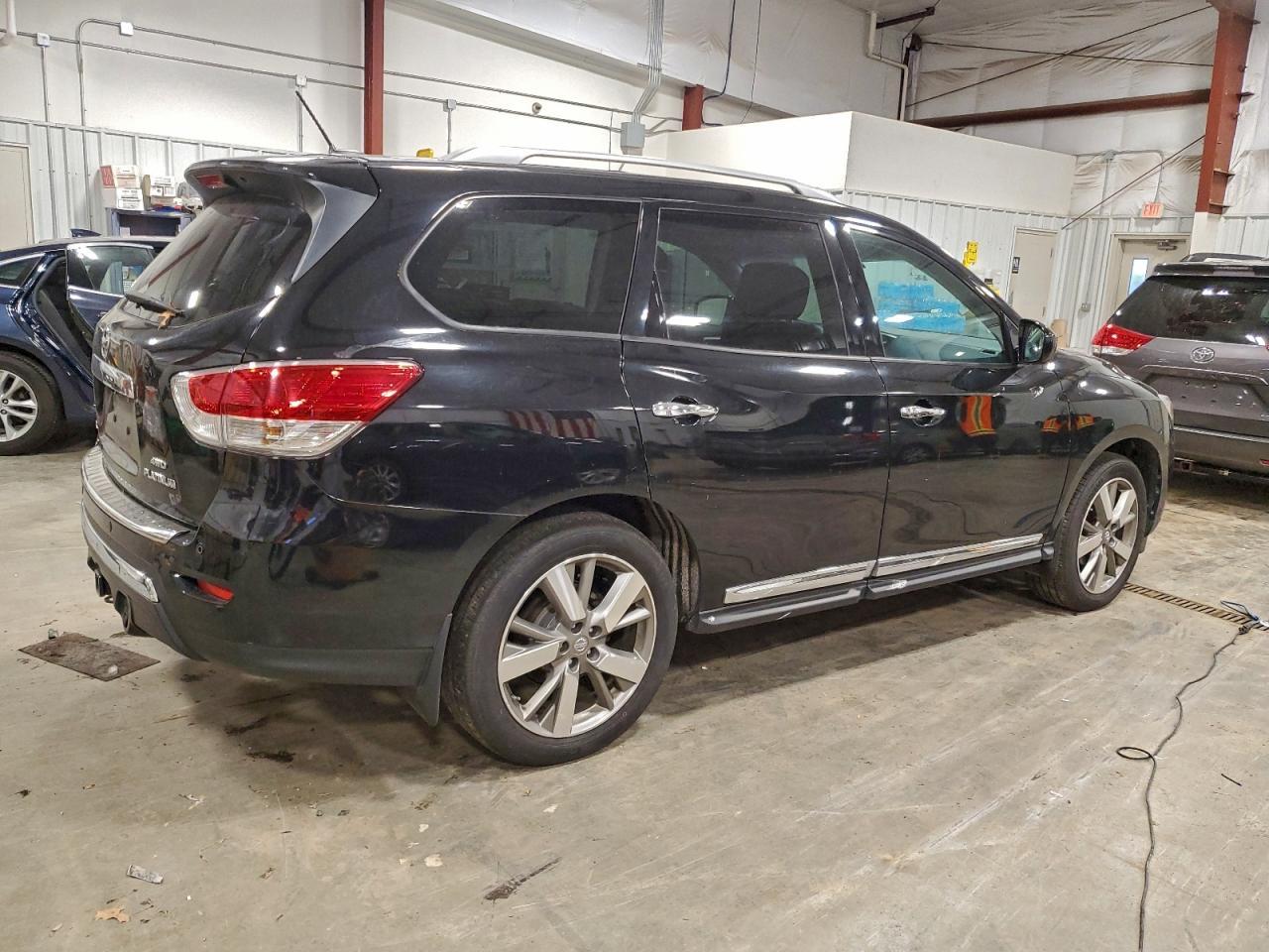 2014 Nissan Pathfinder S - Image 3